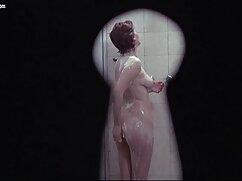 رقص فلم سکس زن با سک در یک ماسک توری انعطاف پذیری بدن را نشان داد